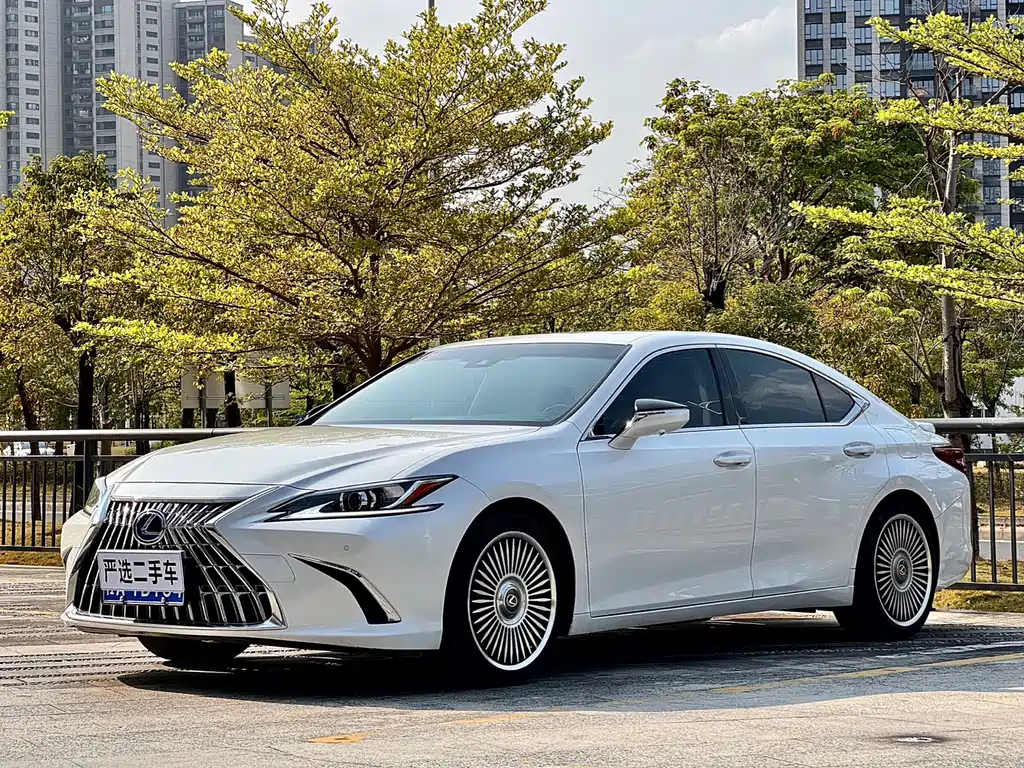 Lexus ES 2020 — фото 1