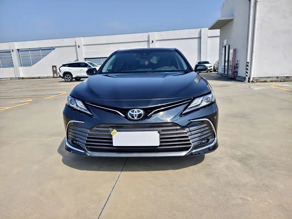 Toyota Camry 2022 — фото 2