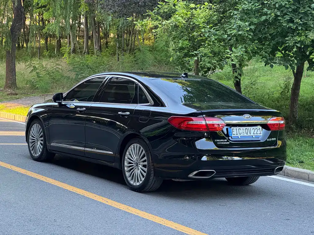Ford Taurus 2019 — фото 13