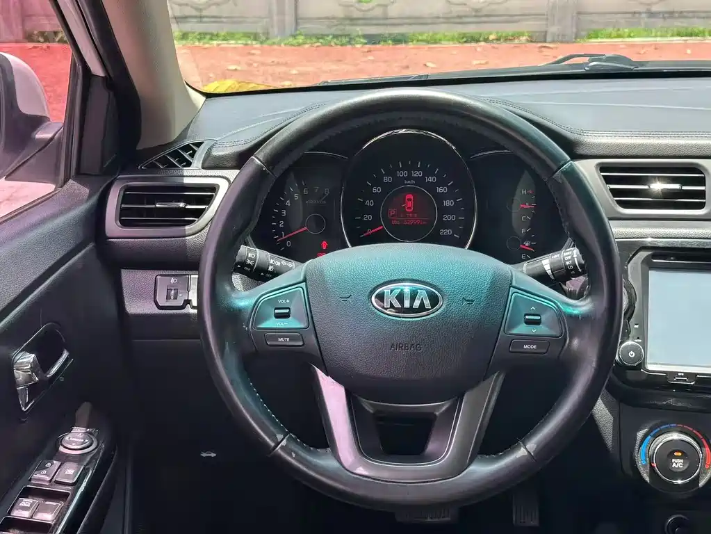 Kia K2 2014 — фото 10