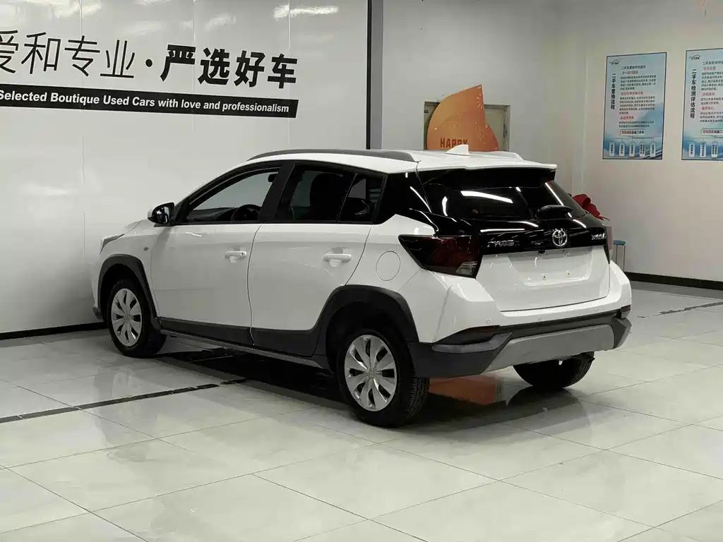 Toyota Yaris L 2022 — фото 6