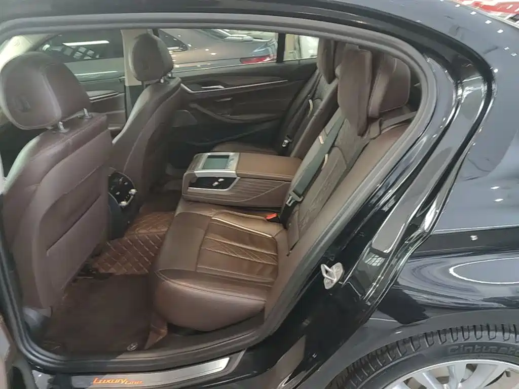 BMW 5 Series 2019 — фото 17