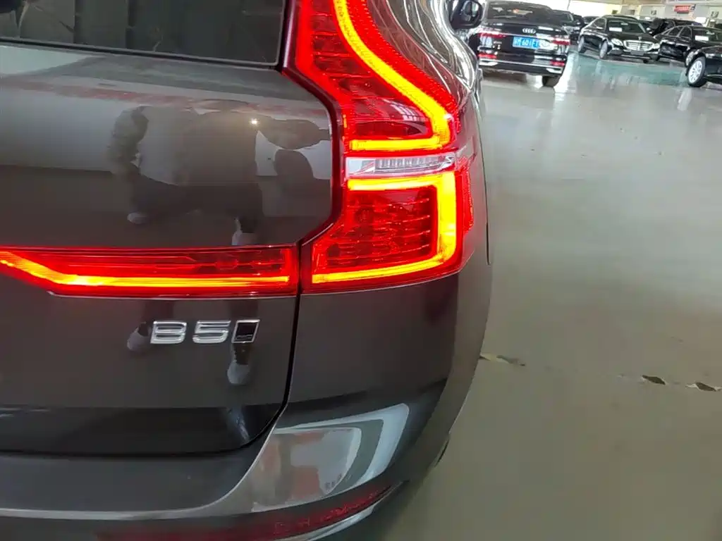Volvo XC60 2022 — фото 8