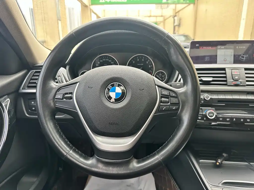 BMW 3 Series 2019 — фото 11