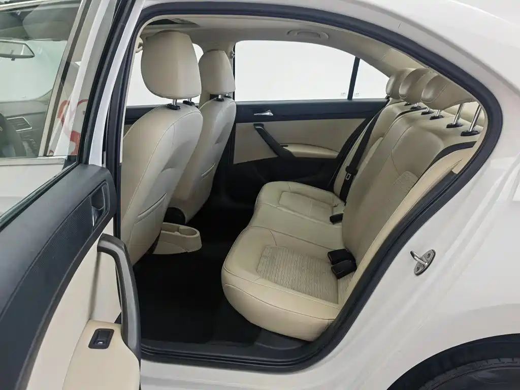 Skoda Rapid 2015 — фото 15