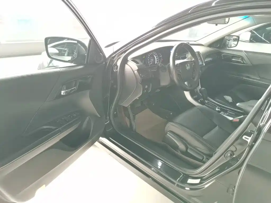 Honda Accord 2018 — фото 16