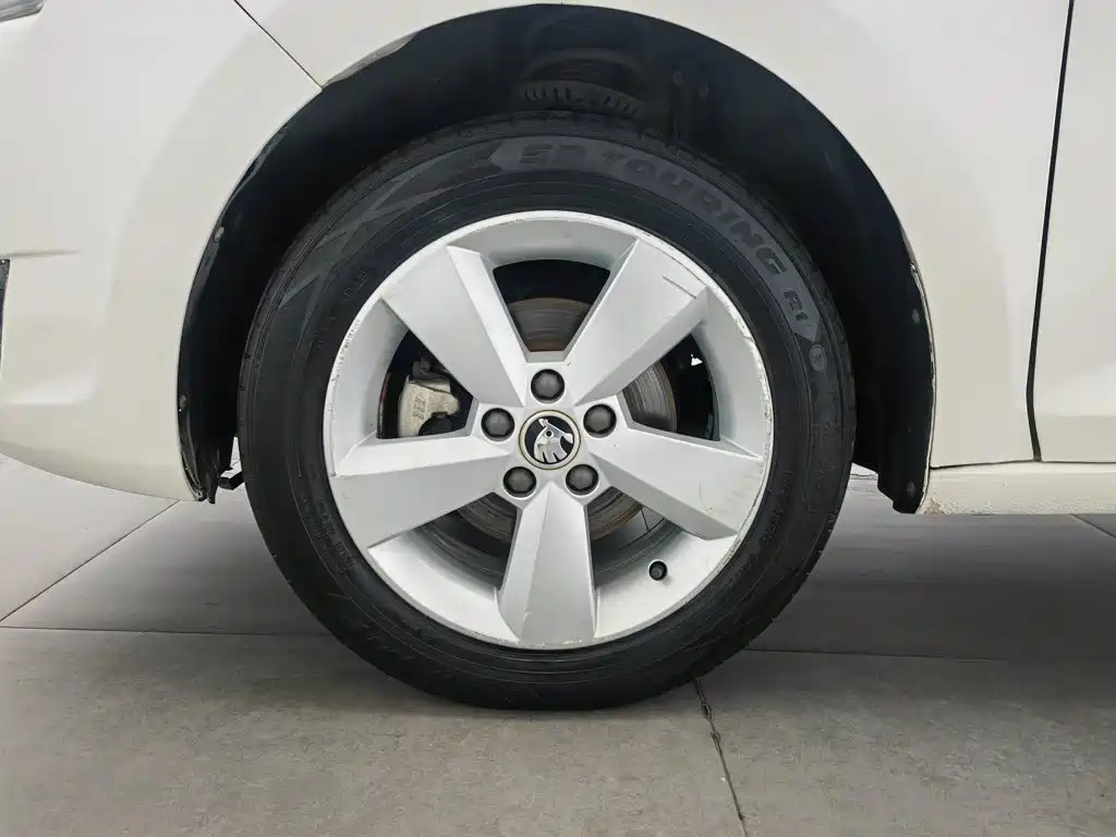 Skoda Rapid 2015 — фото 17