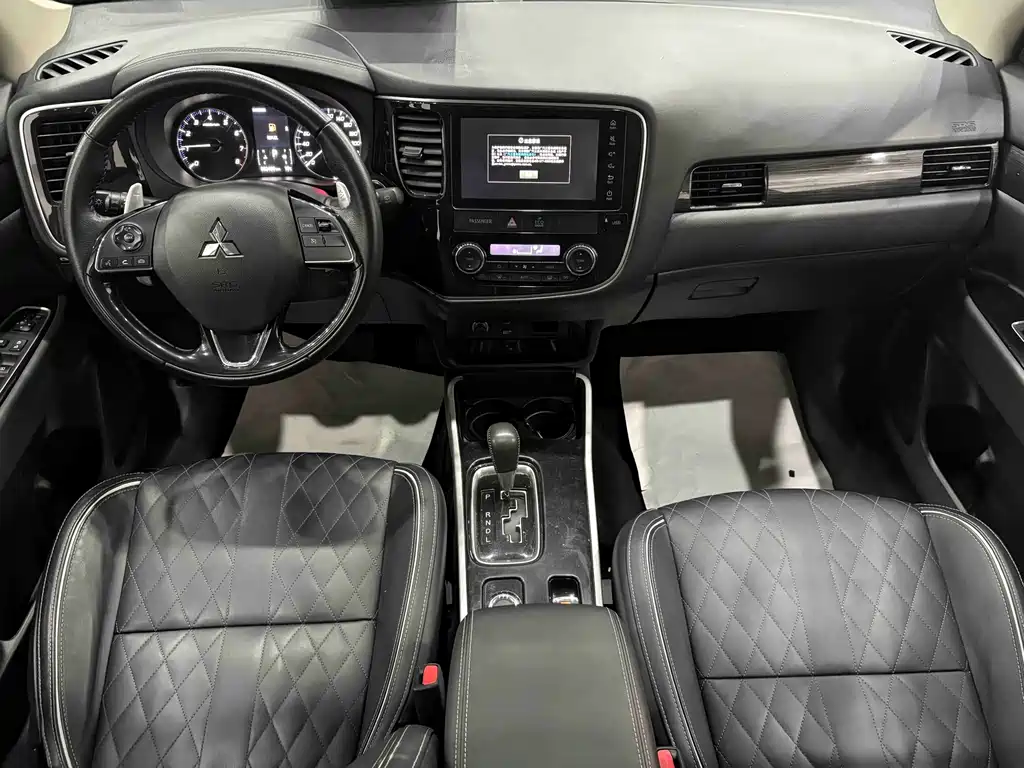 Mitsubishi Outlander 2021 — фото 12