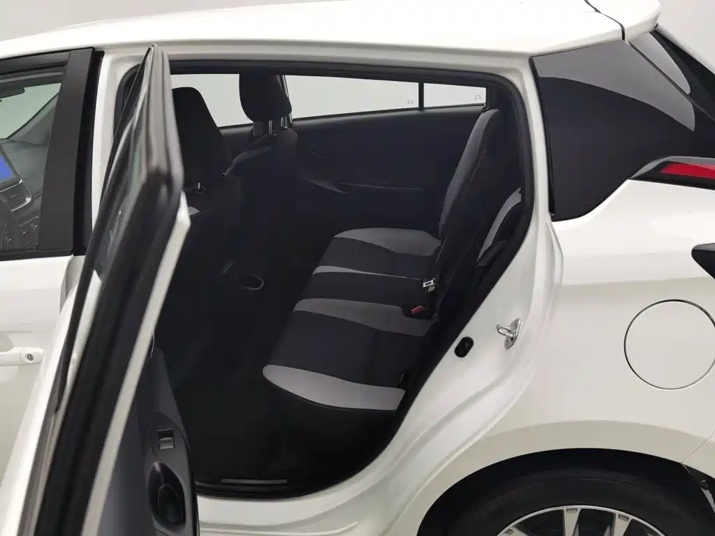 Toyota Yaris L 2022 — фото 15