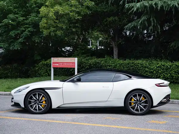 Aston Martin DB11 2019