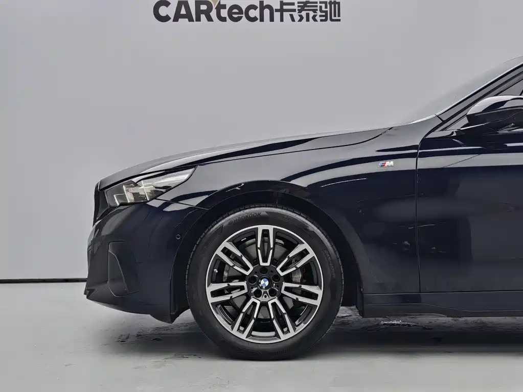 BMW 5 Series 2025 — фото 15