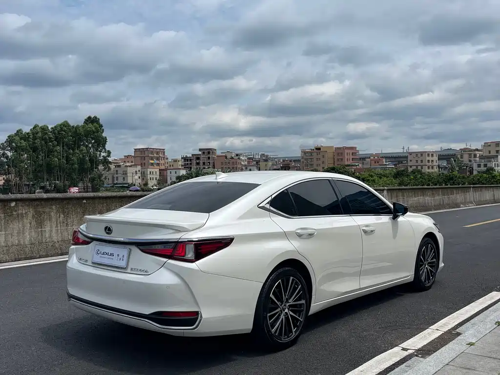 Lexus ES 2023
