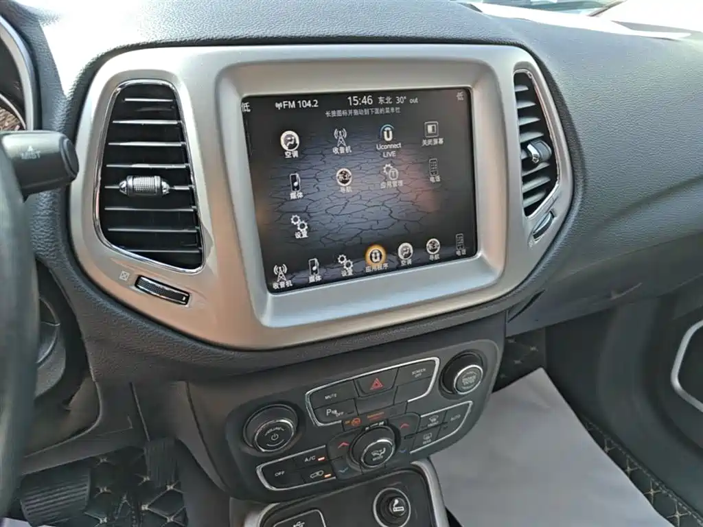 Jeep Compass 2018 — фото 13
