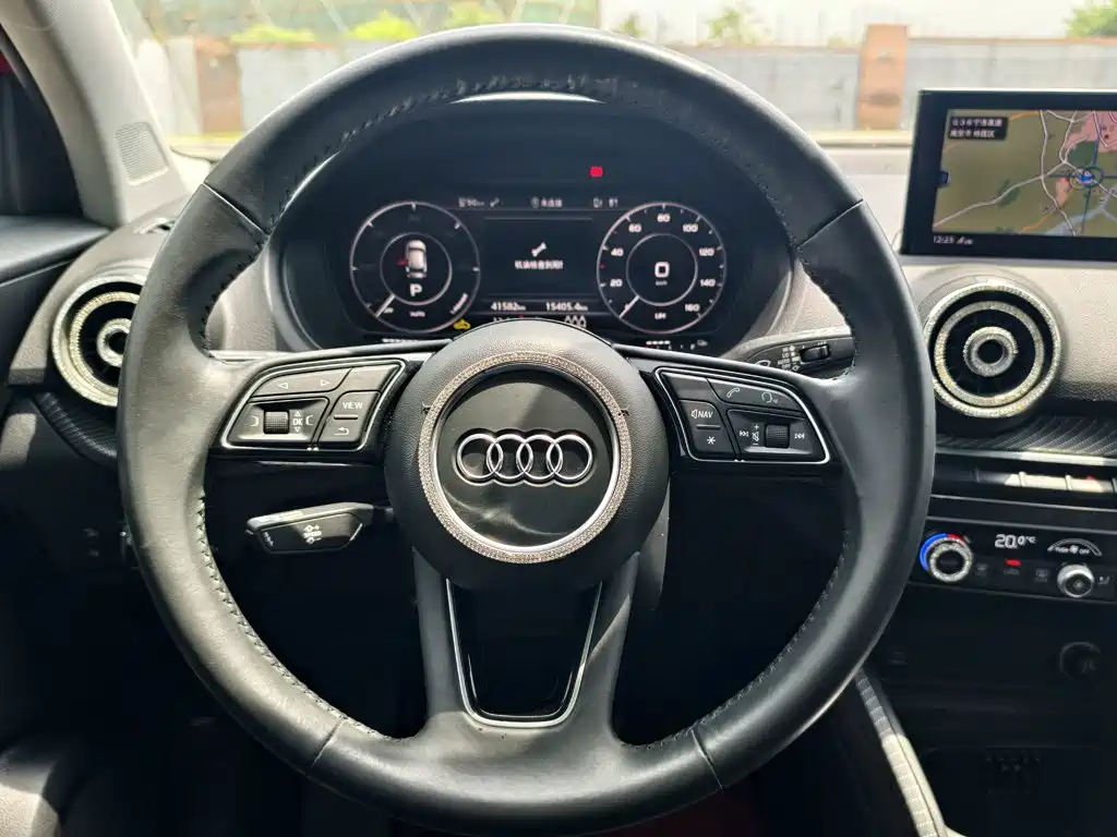 Audi Q2L e-tron 2021 — фото 3