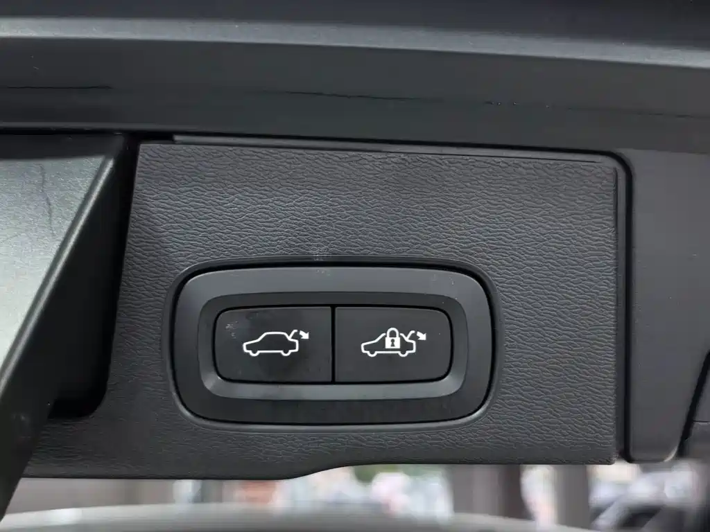 Volvo XC60 2018 — фото 21