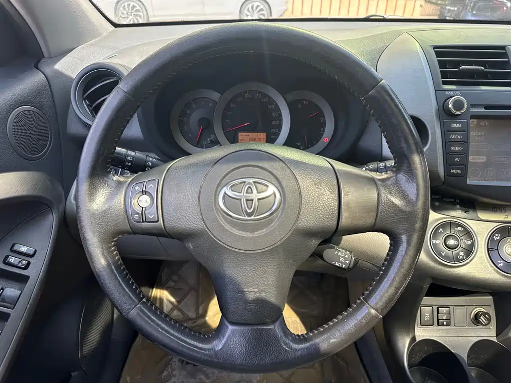 Toyota RAV4 2011 — фото 10