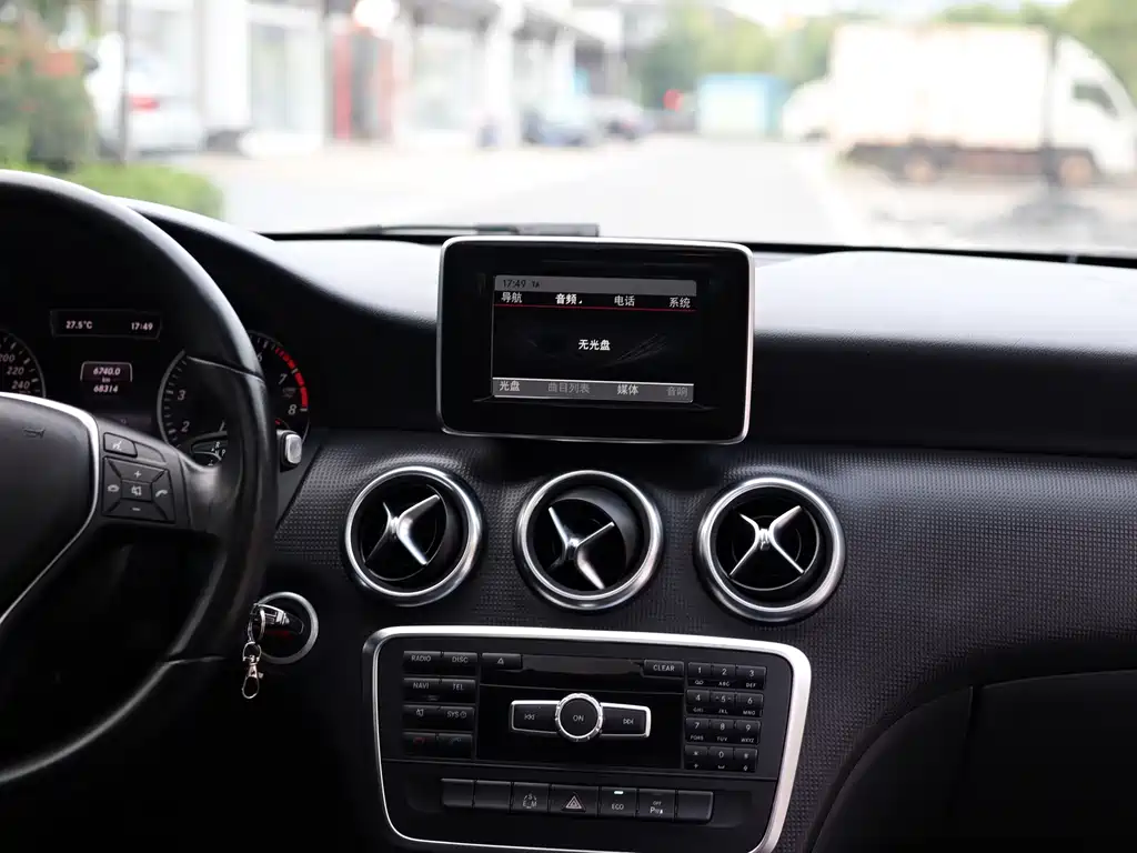 Mercedes-Benz A-Class 2015 — фото 20
