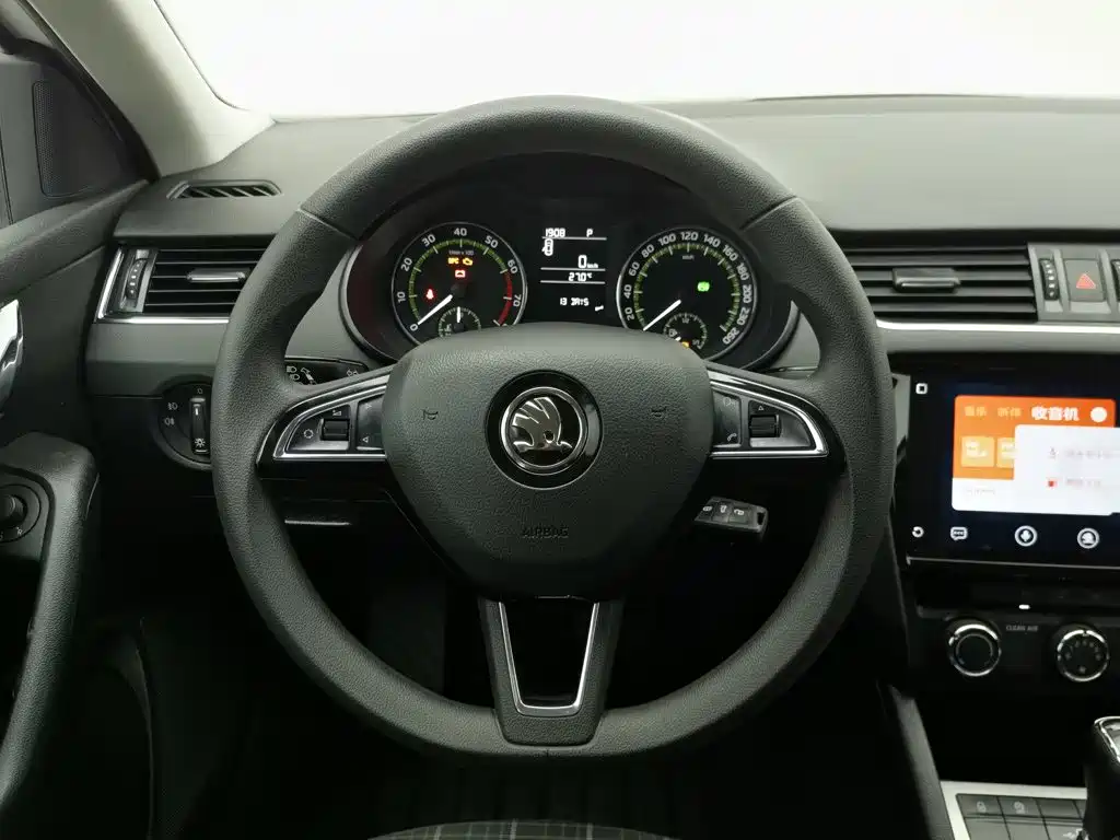Skoda Octavia 2021 — фото 11