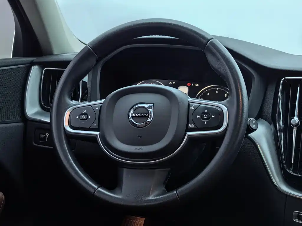 Volvo XC60 2018 — фото 18