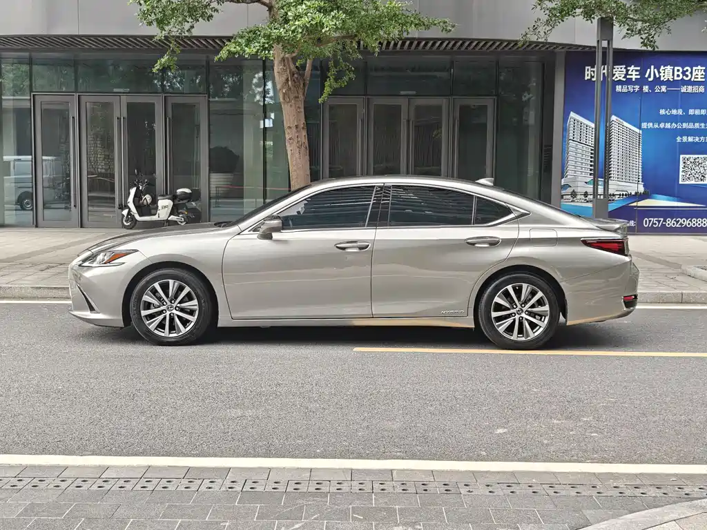 Lexus ES 2018 — фото 22