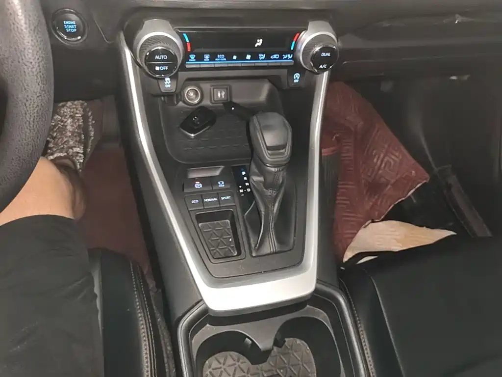 Toyota RAV4 2019 — фото 14
