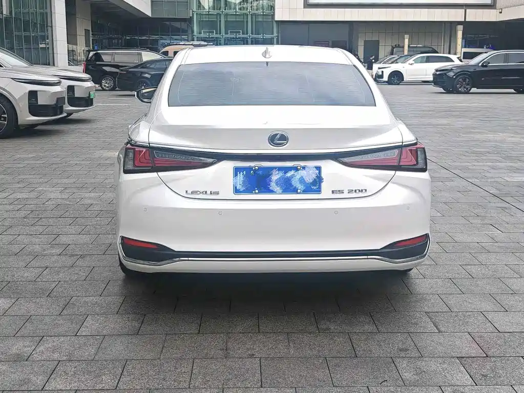 Lexus ES 2023