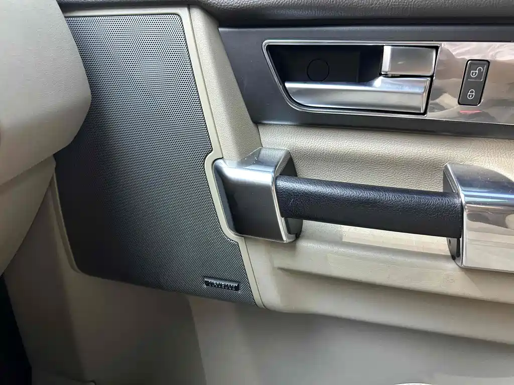 Land Rover Discovery 2015 — фото 12