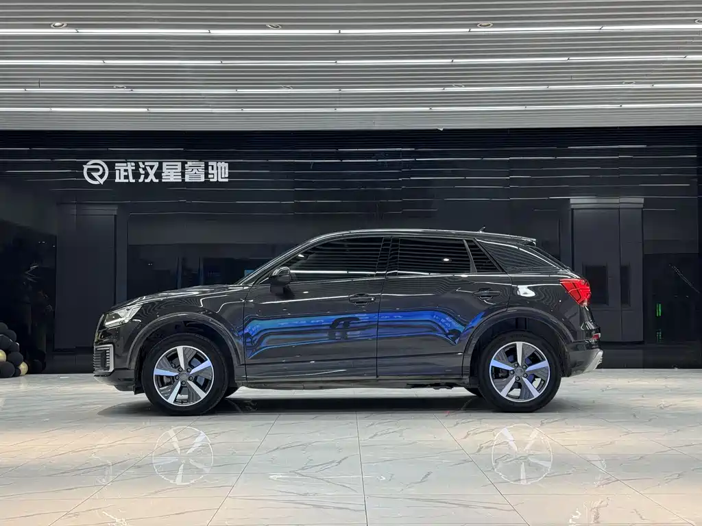 Audi Q2L e-tron 2021 — фото 3