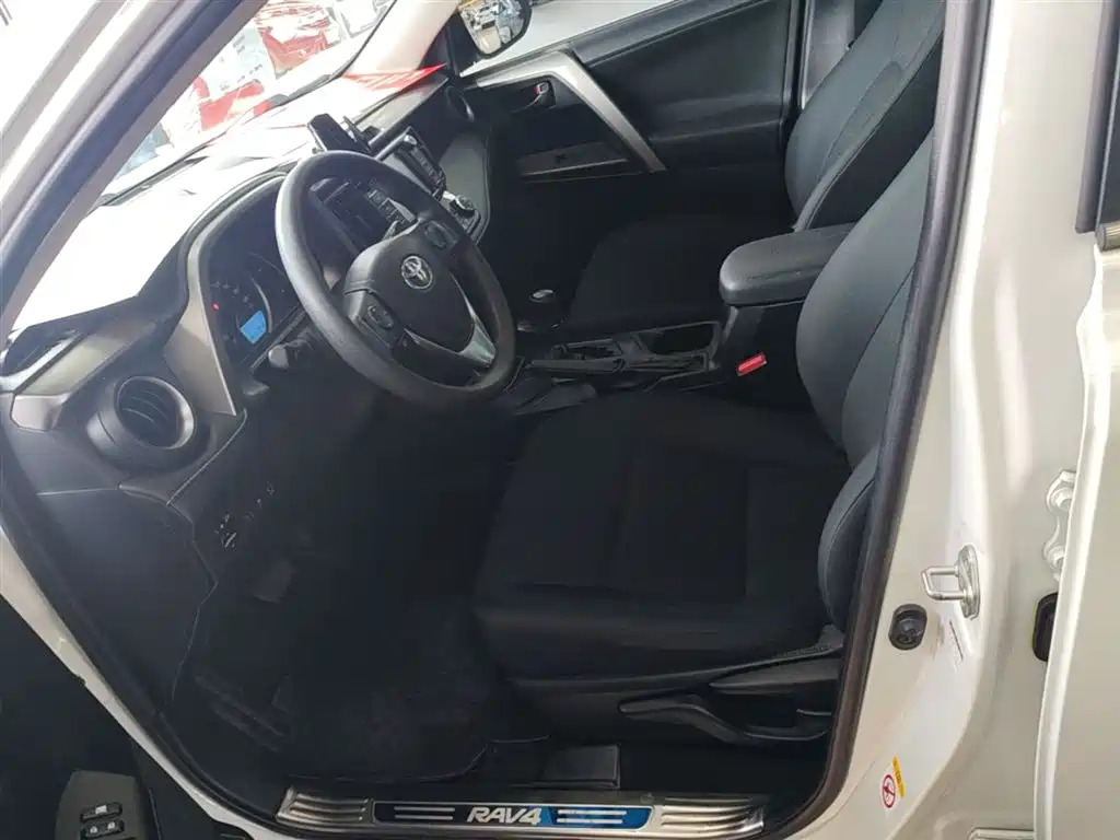 Toyota RAV4 2017 — фото 15