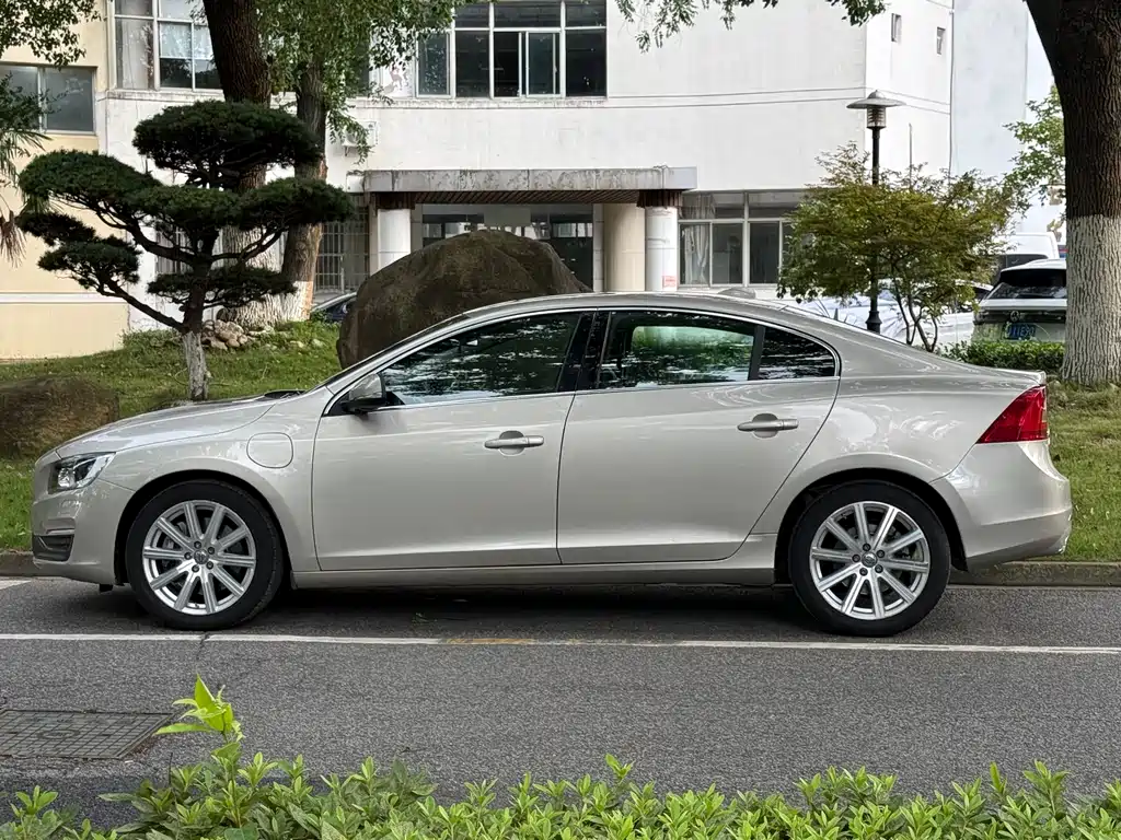 Volvo S60 Plug-In Hybrid 2016 — фото 3