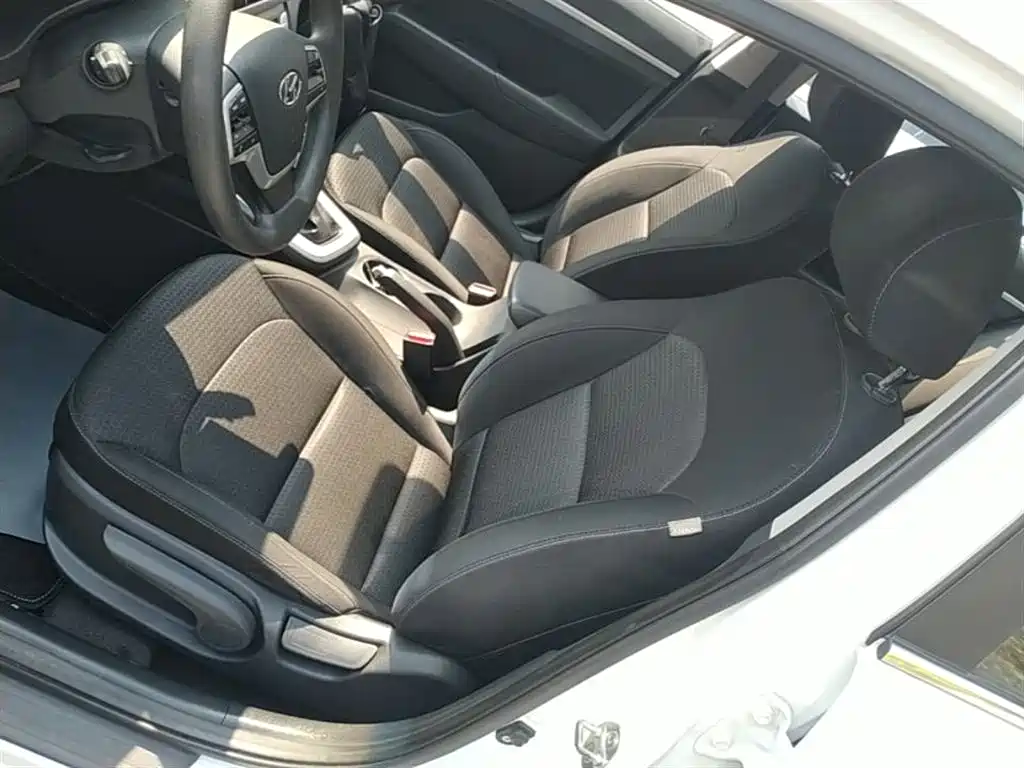 Hyundai Elantra 2017 — фото 15