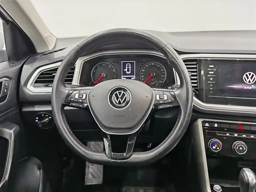 Volkswagen T-Roc 2023 — фото 11