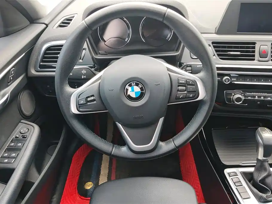 BMW 1 Series 2018 — фото 15