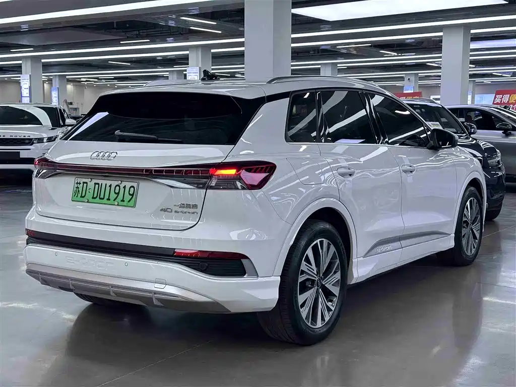 Audi Q4 e-tron 2023 — фото 15
