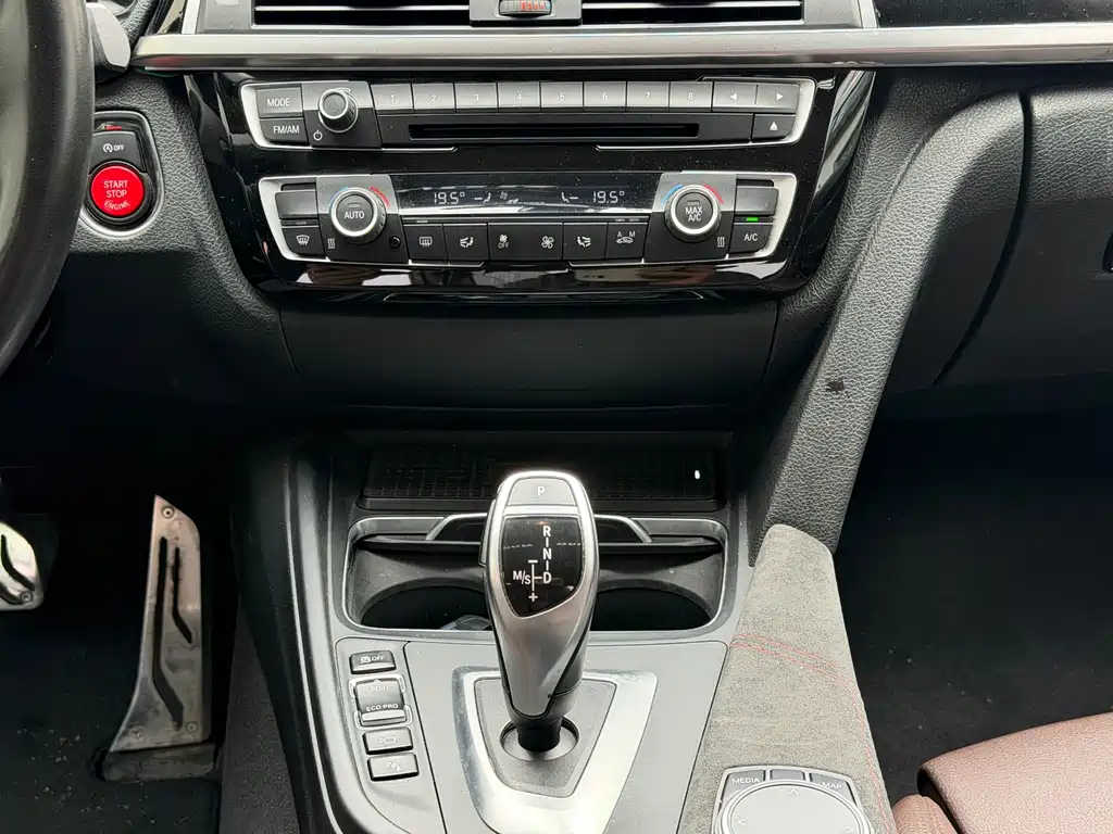 BMW 3 Series 2019 — фото 11
