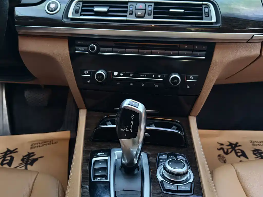 BMW 7 Series 2011 — фото 10