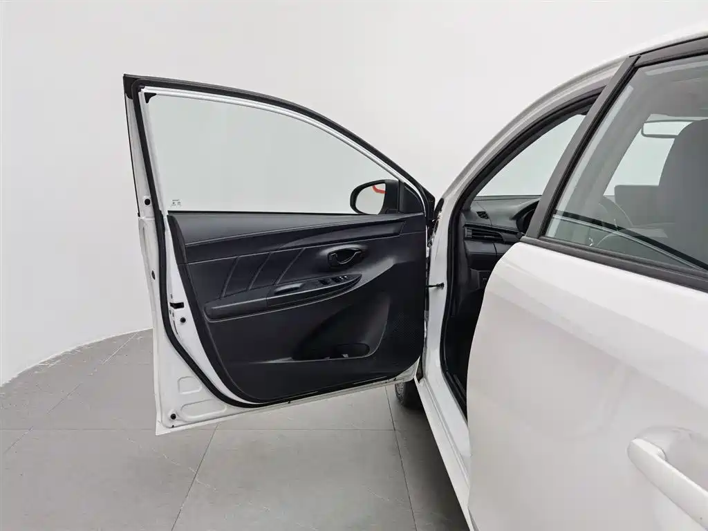 Toyota Yaris L 2021 — фото 8