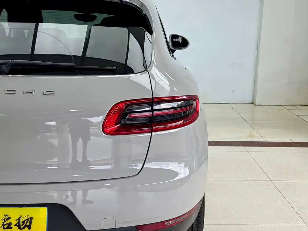 Porsche Macan 2017 — фото 23