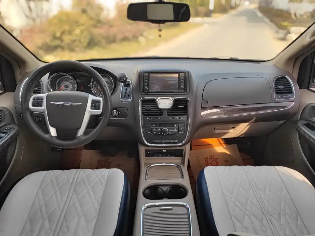 Chrysler Grand Voyager 2017 — фото 14