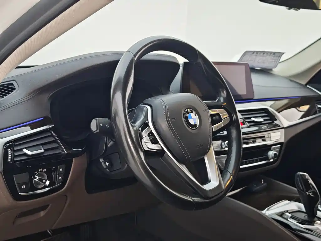 BMW 5 Series 2019 — фото 27