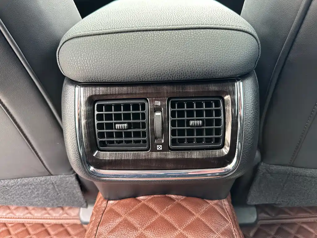 Toyota Crown 2018 — фото 10