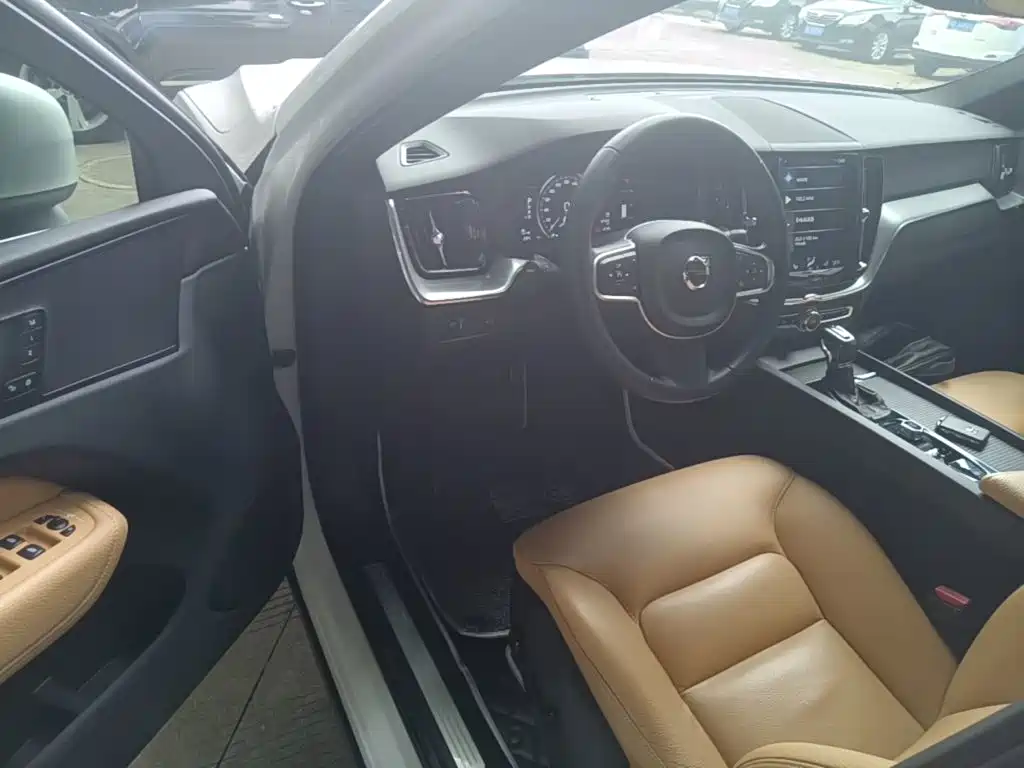 Volvo XC60 2018 — фото 16