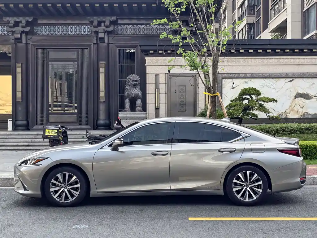 Lexus ES 2020 — фото 7