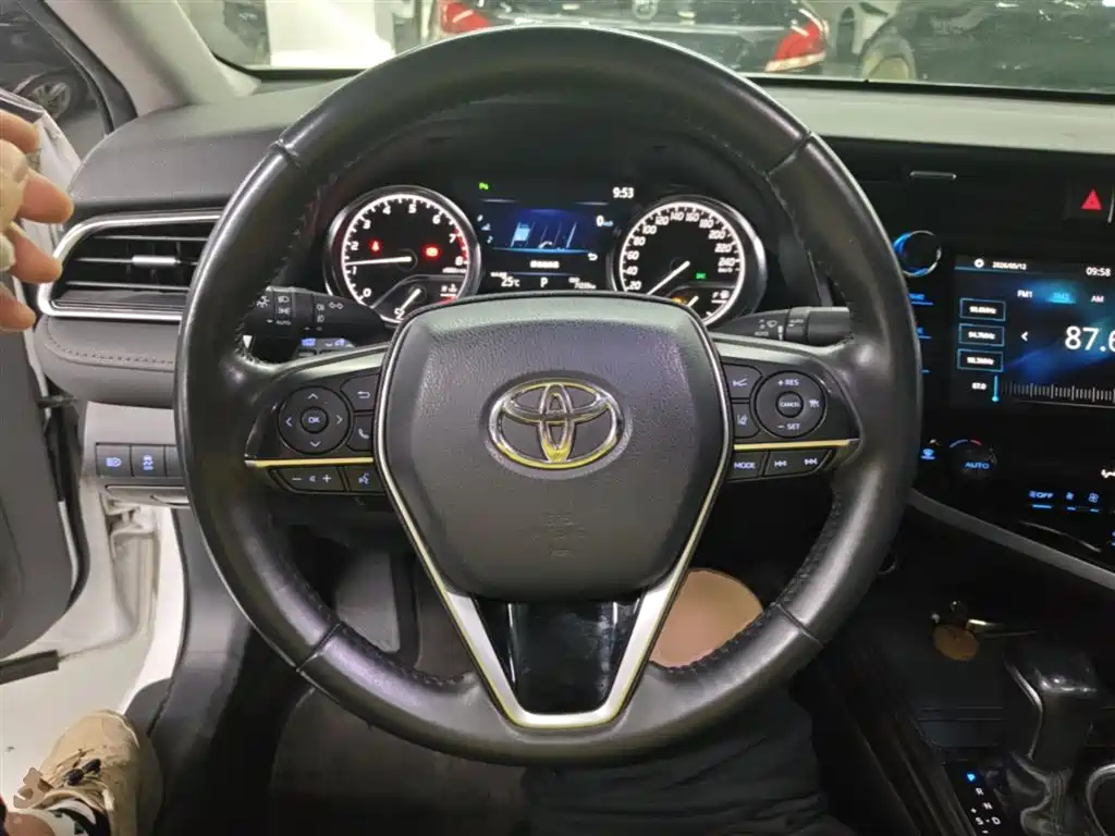 Toyota Camry 2021 — фото 11