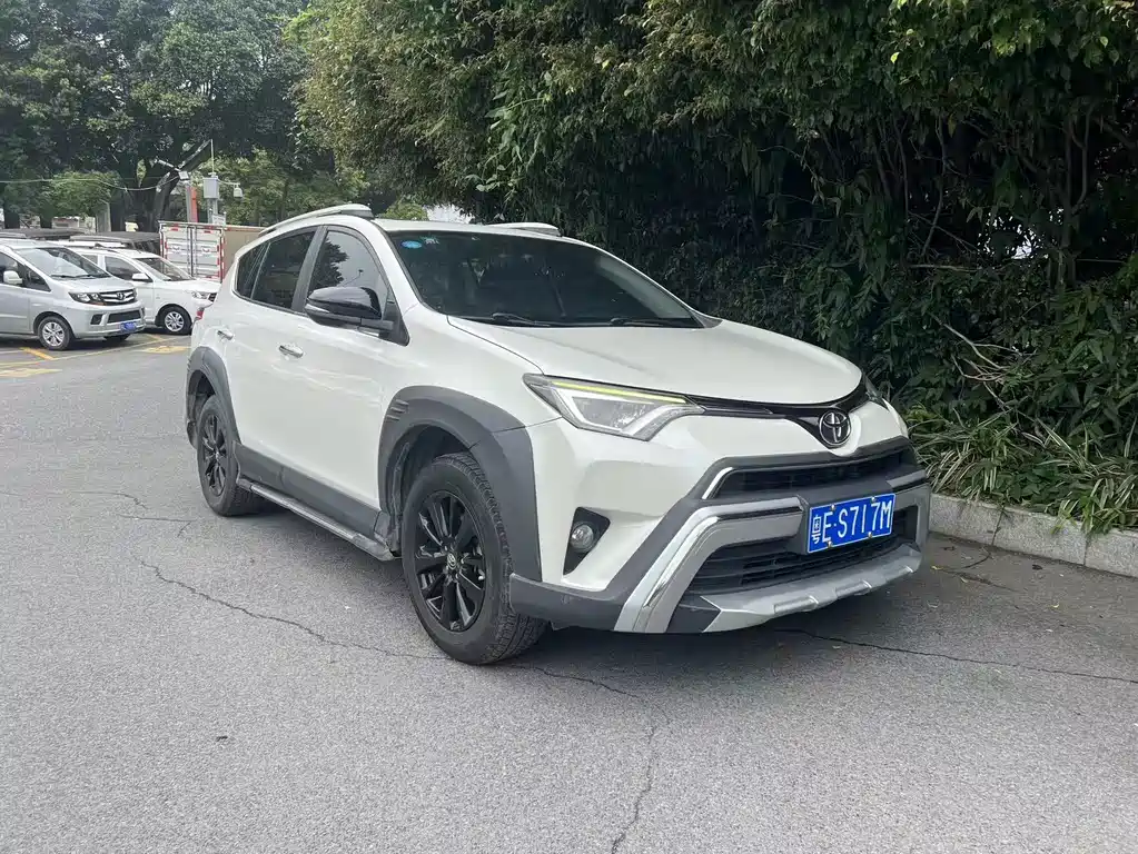 Toyota RAV4 2019 — фото 1
