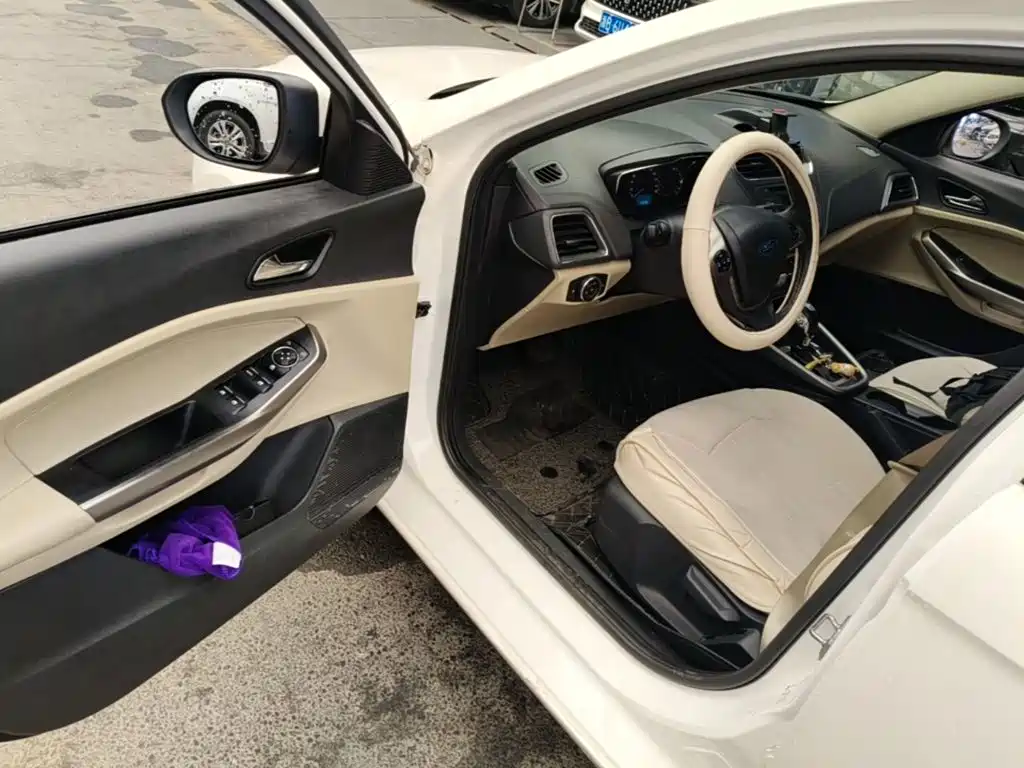 Ford Escort 2015 — фото 16