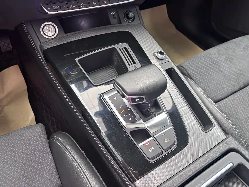Audi Q5L Sportback 2023 — фото 16