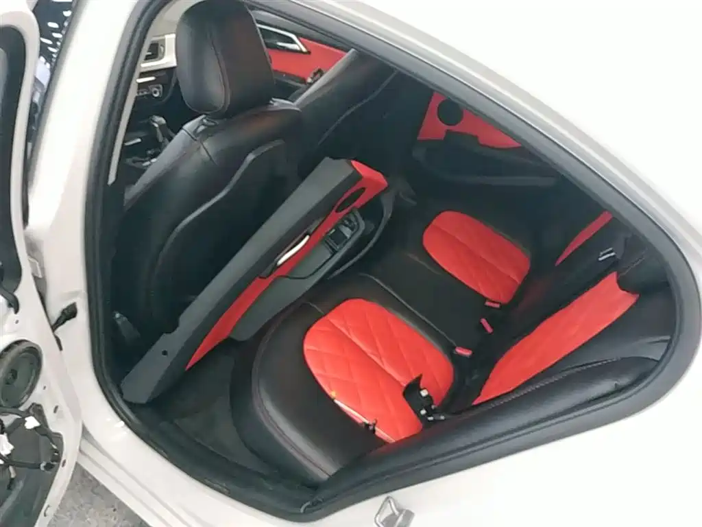 BMW 1 Series 2018 — фото 17