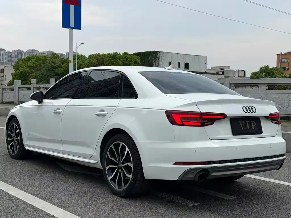 Audi A4L 2018 — фото 4