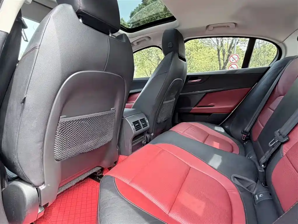 Jaguar XE 2016 — фото 25